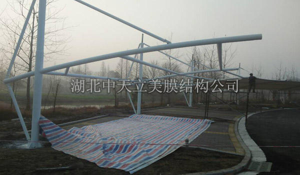 膜结构车棚现场拉膜照片