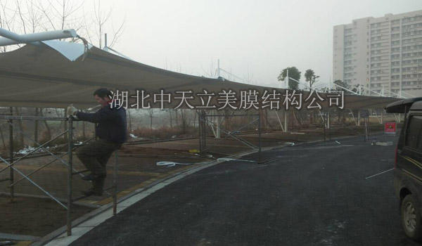 膜结构车棚现场拉膜照片