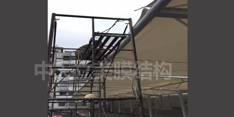 中天立美车棚现场拉膜